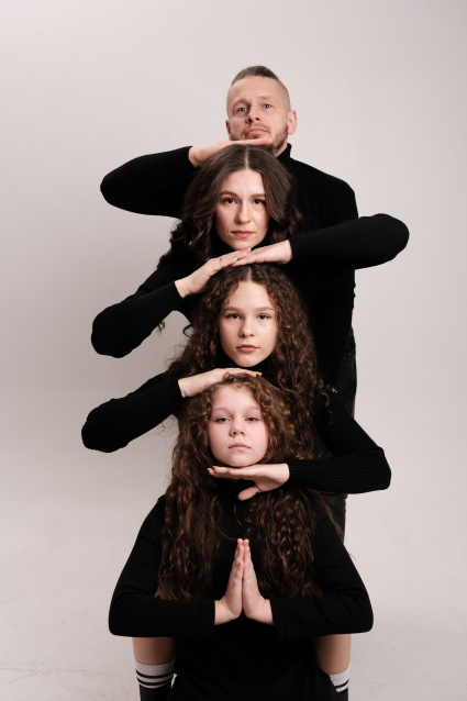 Семейная фотосессия в студии по выгодной цене от сети фотостудий Fashion Box в Нижнем Новгороде – фото № 23