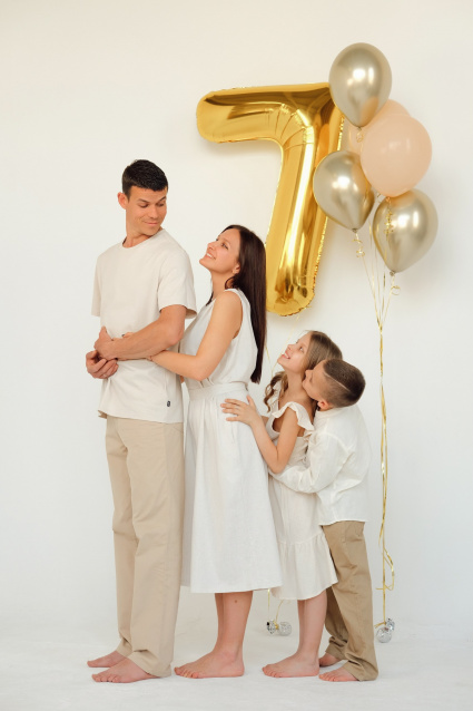 Семейная фотосессия в студии по выгодной цене от сети фотостудий Fashion Box в Нижнем Новгороде – фото № 26