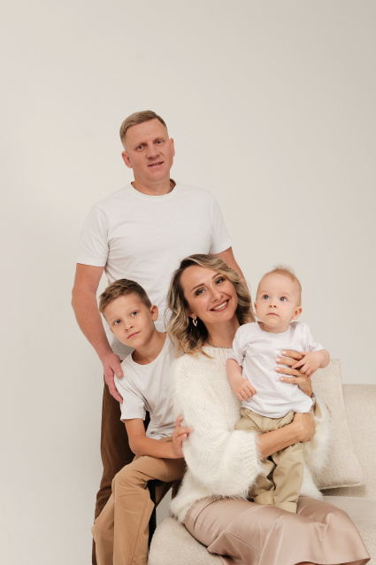 Семейная фотосессия в студии по выгодной цене от сети фотостудий Fashion Box в Нижнем Новгороде – фото № 2