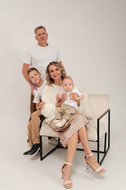 Семейная фотосессия в студии по выгодной цене от сети фотостудий Fashion Box в Нижнем Новгороде – фото № 16