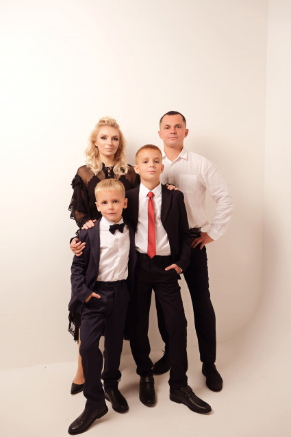 Семейная фотосессия в студии по выгодной цене от сети фотостудий Fashion Box в Нижнем Новгороде – фото № 8