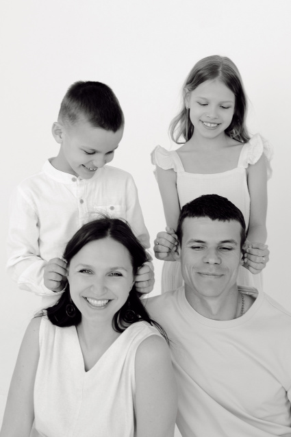 Семейная фотосессия в студии по выгодной цене от сети фотостудий Fashion Box в Нижнем Новгороде – фото № 8