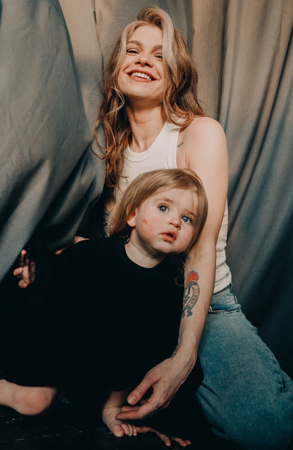 Семейная фотосессия в студии по выгодной цене от сети фотостудий Fashion Box в Нижнем Новгороде – фото № 9