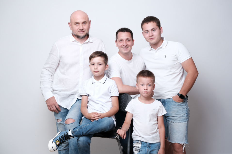 Семейная фотосессия в студии по выгодной цене от сети фотостудий Fashion Box в Нижнем Новгороде – фото № 33