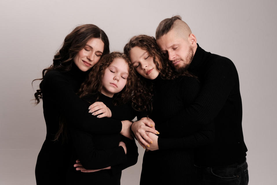 Семейная фотосессия в студии по выгодной цене от сети фотостудий Fashion Box в Нижнем Новгороде – фото № 25