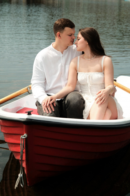 Заказать фотосессию в лодке в студии от компании Fashion Box

 – фото № 3