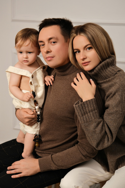 Семейная фотосессия в студии по выгодной цене от сети фотостудий Fashion Box в Нижнем Новгороде – фото № 50