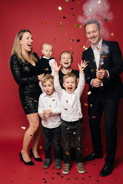 Семейная фотосессия в студии по выгодной цене от сети фотостудий Fashion Box в Нижнем Новгороде – фото № 4