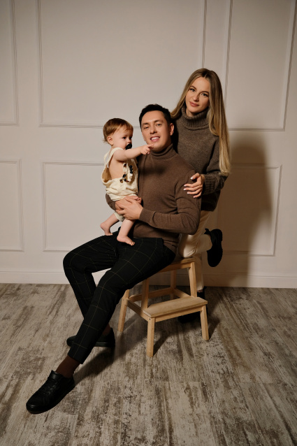 Семейная фотосессия в студии по выгодной цене от сети фотостудий Fashion Box в Нижнем Новгороде – фото № 7