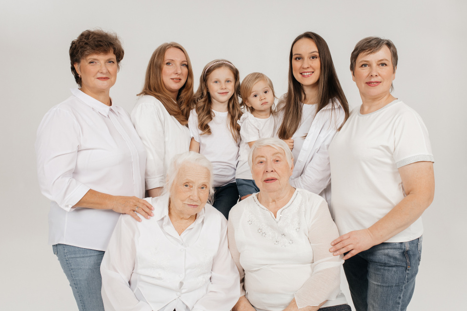 Семейная фотосессия в студии по выгодной цене от сети фотостудий Fashion Box в Нижнем Новгороде – фото № 43