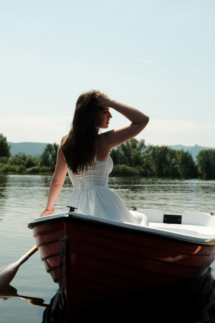 Заказать фотосессию в лодке в студии от компании Fashion Box

 – фото № 12