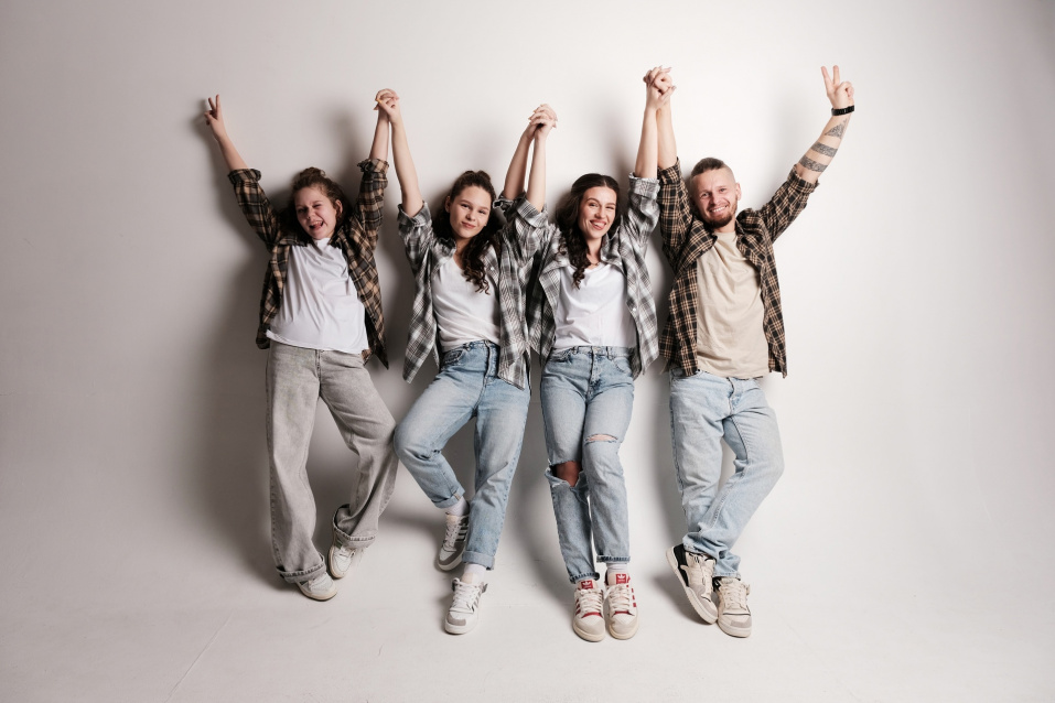 Семейная фотосессия в студии по выгодной цене от сети фотостудий Fashion Box в Нижнем Новгороде – фото № 24