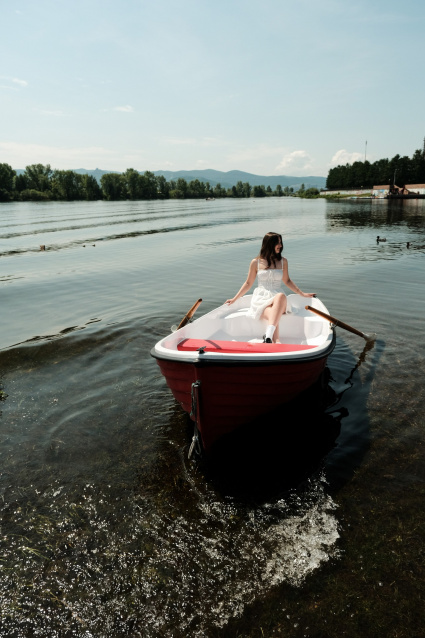 Заказать фотосессию в лодке в студии от компании Fashion Box

 – фото № 8