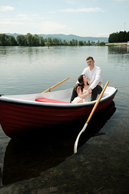 Заказать фотосессию в лодке в студии от компании Fashion Box

 – фото № 4