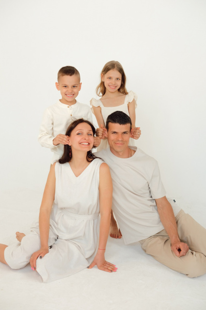 Семейная фотосессия в студии по выгодной цене от сети фотостудий Fashion Box в Нижнем Новгороде – фото № 27