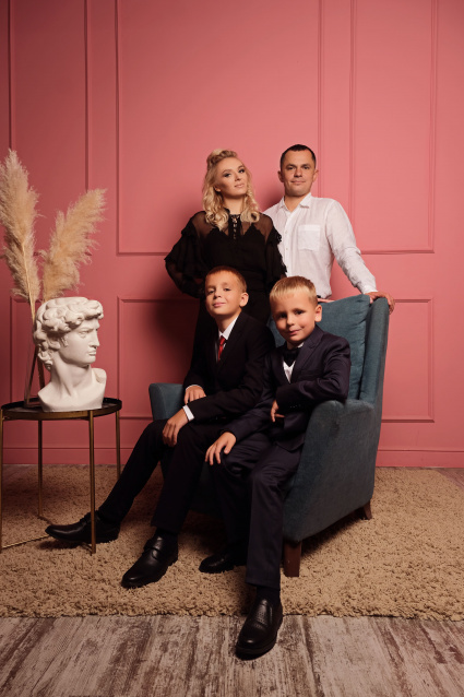 Семейная фотосессия в студии по выгодной цене от сети фотостудий Fashion Box в Нижнем Новгороде – фото № 9