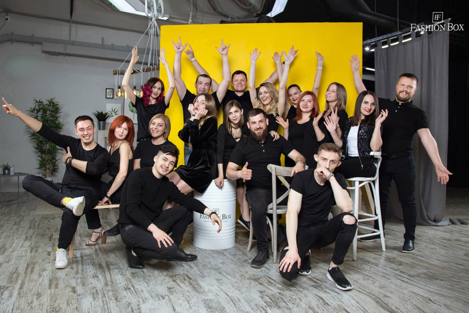 Корпоративная фотосессия команды коллег от федеральной сети фотостудий Fashion Box в Нижнем Новгороде – фото № 1