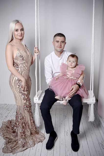 Семейная фотосессия в студии по выгодной цене от сети фотостудий Fashion Box в Нижнем Новгороде – фото № 27