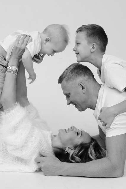 Семейная фотосессия в студии по выгодной цене от сети фотостудий Fashion Box в Нижнем Новгороде – фото № 7