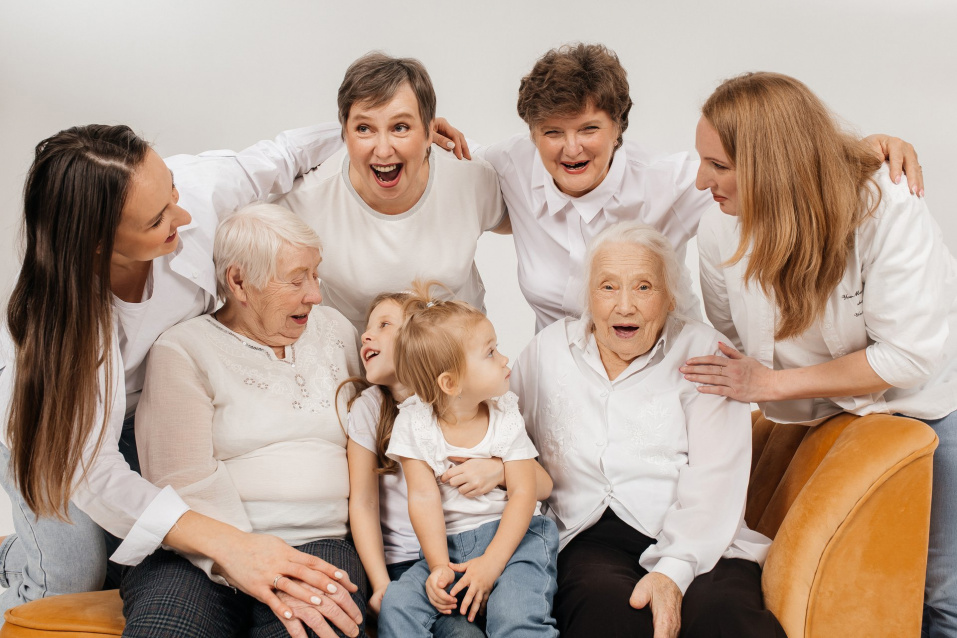 Семейная фотосессия в студии по выгодной цене от сети фотостудий Fashion Box в Нижнем Новгороде – фото № 28