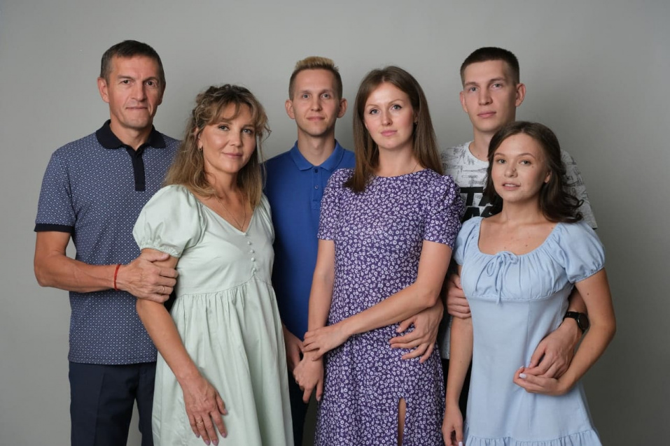 Семейная фотосессия в студии по выгодной цене от сети фотостудий Fashion Box в Нижнем Новгороде – фото № 16