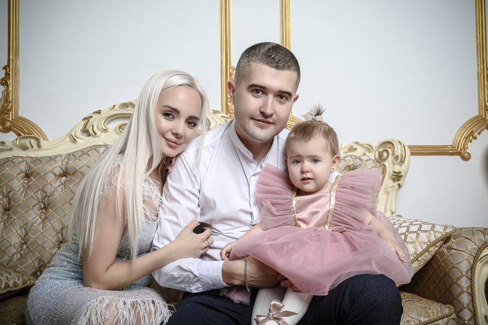 Семейная фотосессия в студии по выгодной цене от сети фотостудий Fashion Box в Нижнем Новгороде – фото № 28