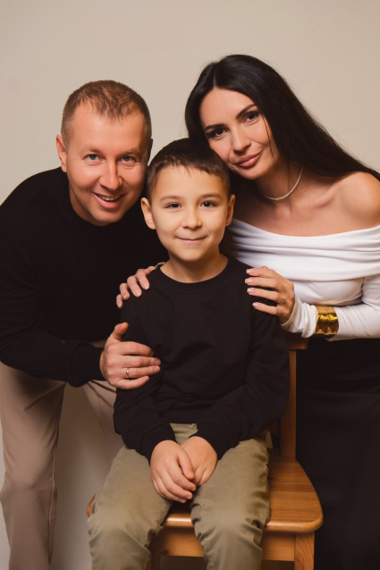 Семейная фотосессия в студии по выгодной цене от сети фотостудий Fashion Box в Нижнем Новгороде – фото № 22