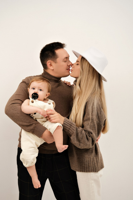 Семейная фотосессия в студии по выгодной цене от сети фотостудий Fashion Box в Нижнем Новгороде – фото № 48