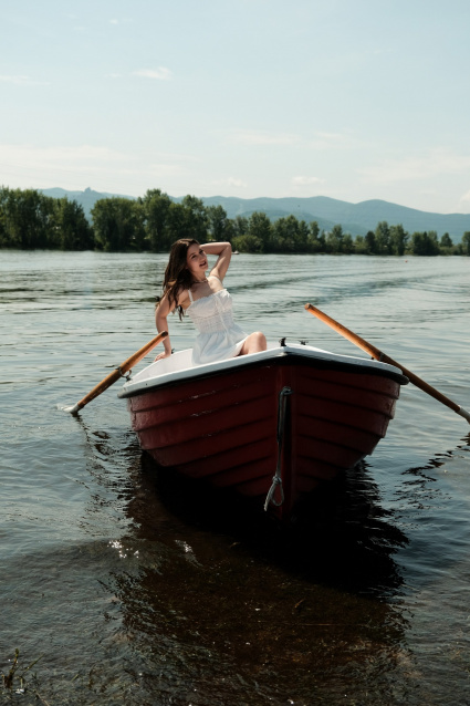 Заказать фотосессию в лодке в студии от компании Fashion Box

 – фото № 9